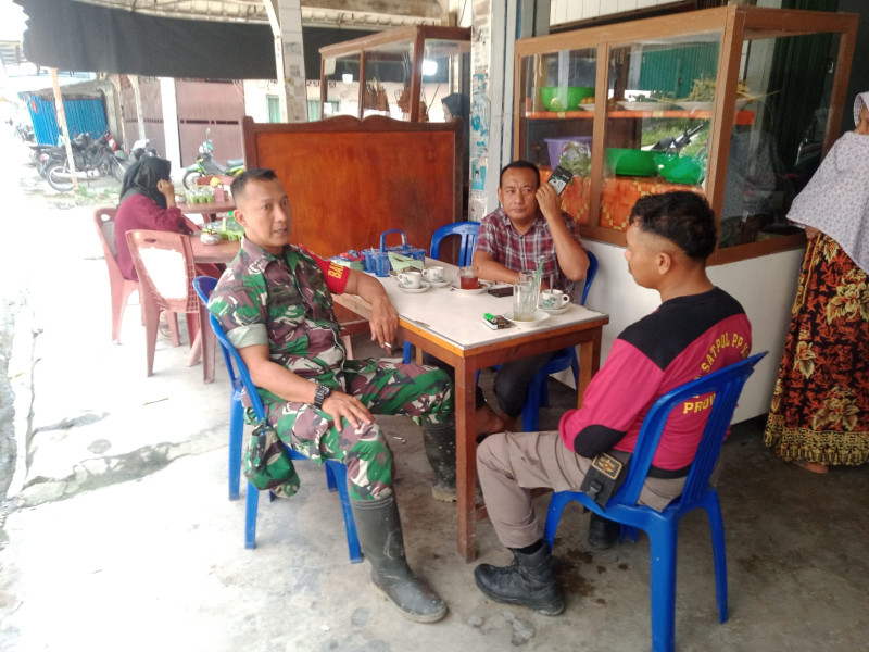 Jalin Silaturahmi dan Berbagi Informasi Terkait Situasi di Binaan Melalui Komsos Koramil 07/Reteh