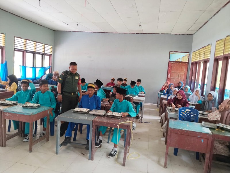 Babinsa Koramil 09/KMG Dampingi Kegiatan Makan Bergizi Gratis di Desa Pengalihan