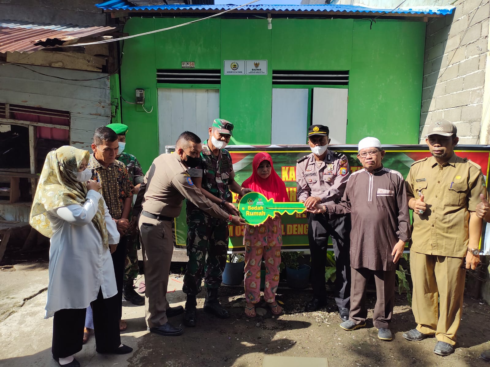 Danramil 07/Reteh Lakukan Penyerahan Kunci Bedah Rumah Kepada Warga