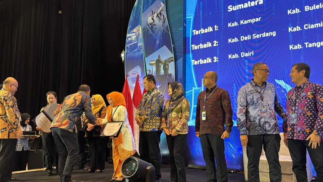 Diterima Pj Sekda Kampar, Kabupaten Kampar Raih Penghargaan TP2DD Terbaik I di Wilayah Sumatera