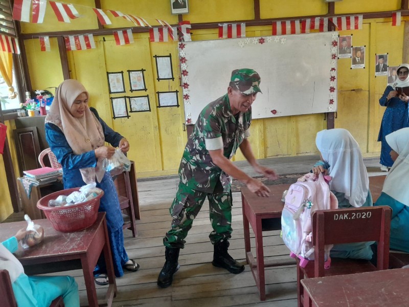 Babinsa Koramil 07/Reteh Pelda Nofiandi Rutin Dampingi Kegiatan Makan Bergizi Gratis