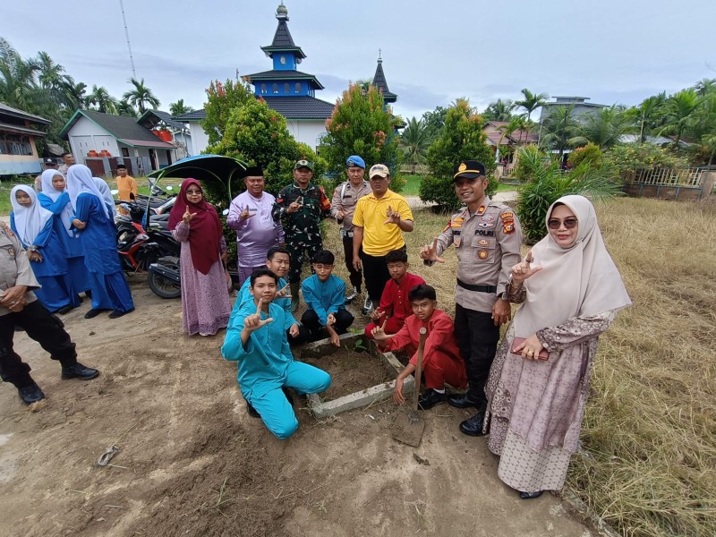 Polsek Enok Laksanakan Tanam Pohon Serentak & Edukasi Tentang Green Policing di SMA Negeri 1 Enok