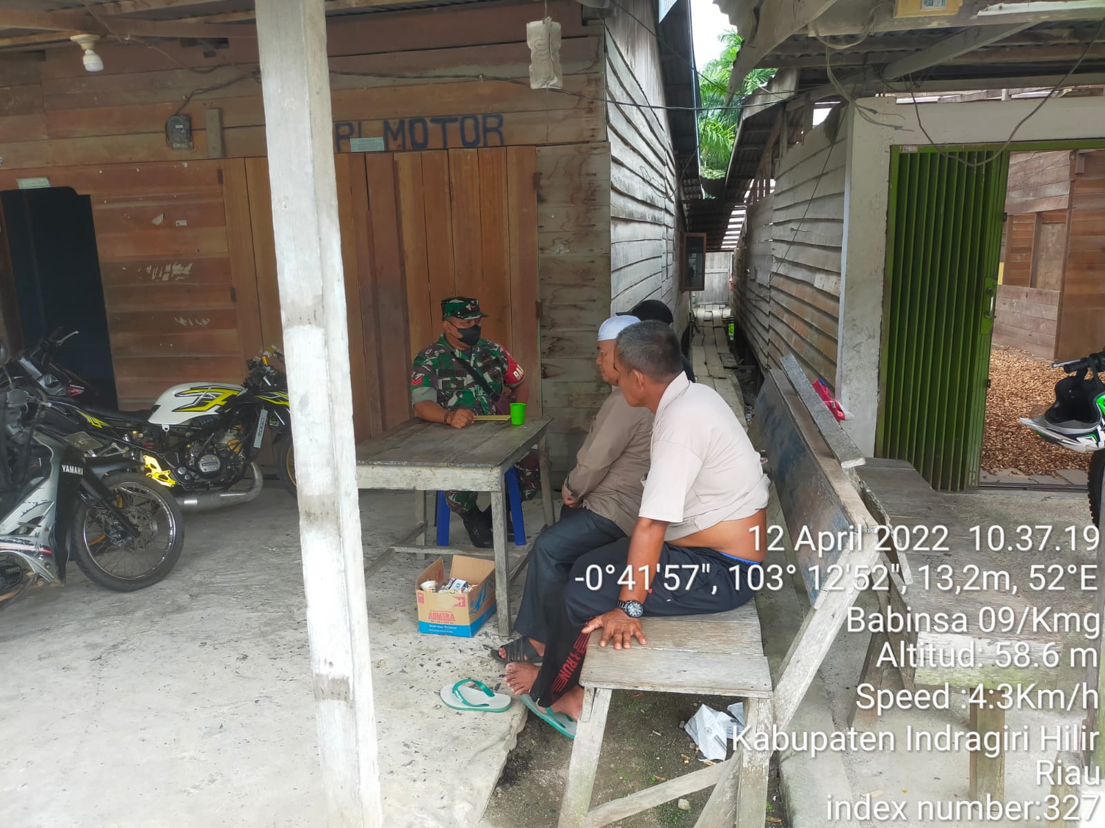 Babinsa Koptu Surianto Komsos Bersama Warga di Desa Pancur