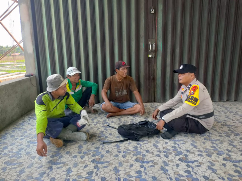 Bhabinkamtibmas Polsek Kempas sambangi rumah warga menyampaikan Himbauan Pilkada Damai