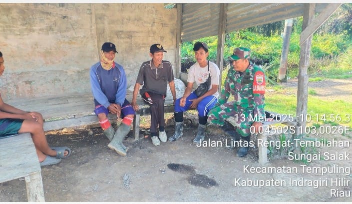 Perkuat Silaturahmi, Babinsa Koramil 03/Tpl Serma Damrianto Komsos Dengan Masyarakat di Desa Bayas