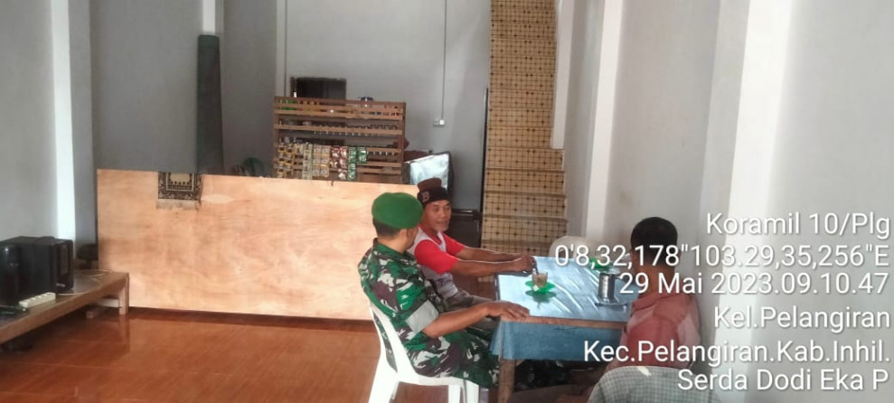 Teh Panas Jadi Menu Pelengkap Keakraban Babinsa Pelangiran Saat Komsos dengan Warga Binaan