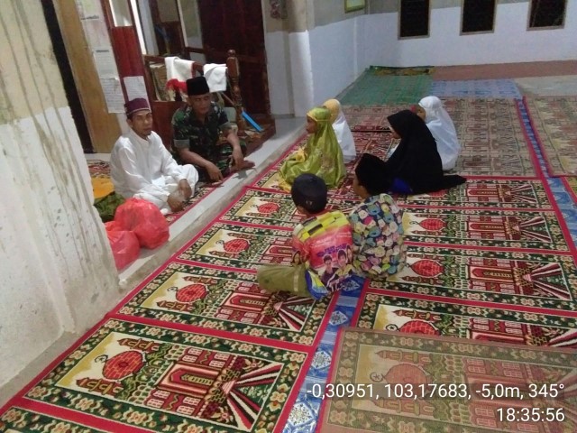 Anak-Anak Senang Babinsa 04/Kuindra Ikut Mendampingi dan Mengajar Mengaji di Kampung