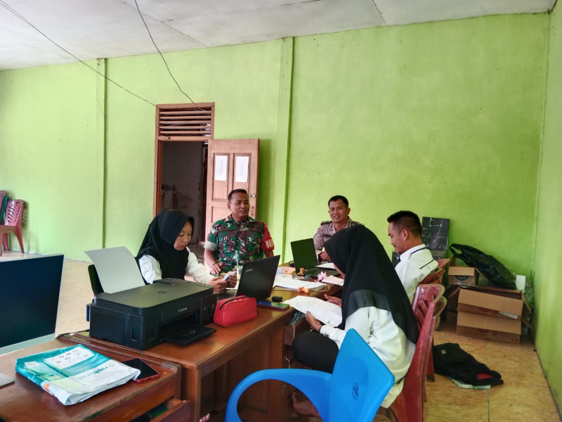 Upaya Bangun Desa, Babinsa Koramil 09/Kemuning Laksanakan Komsos Dengan Aparat Desa dan Bhabinkamtibmas