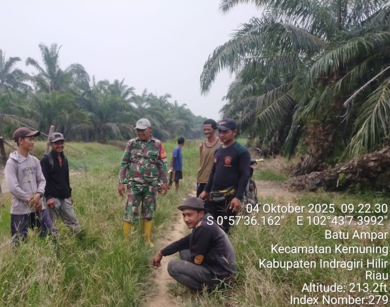 Babinsa Koramil 09/Kemuning Laksanakan Patroli Tapal Batas Guna Antisipasi Kebakaran Hutan