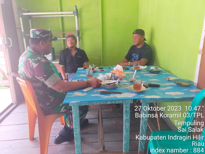 Bangun Kedekatan Dengan Seluruh Elemen, Serda Surianto Babinsa Koramil 03/Tpl Rutin Laksanakan Komsos Bersama Tomas dan Toda Di Desa Binaan