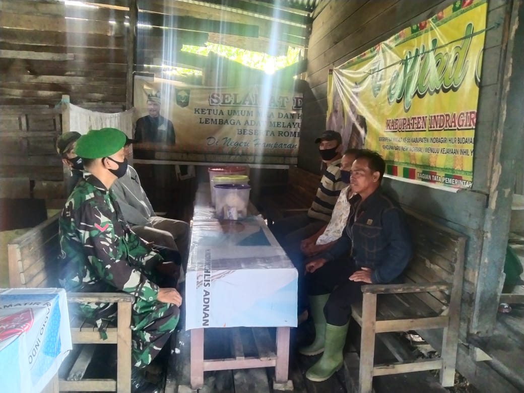 Babinsa Koramil 04/Kuindra Lakukan Komsos di Kampung Baru