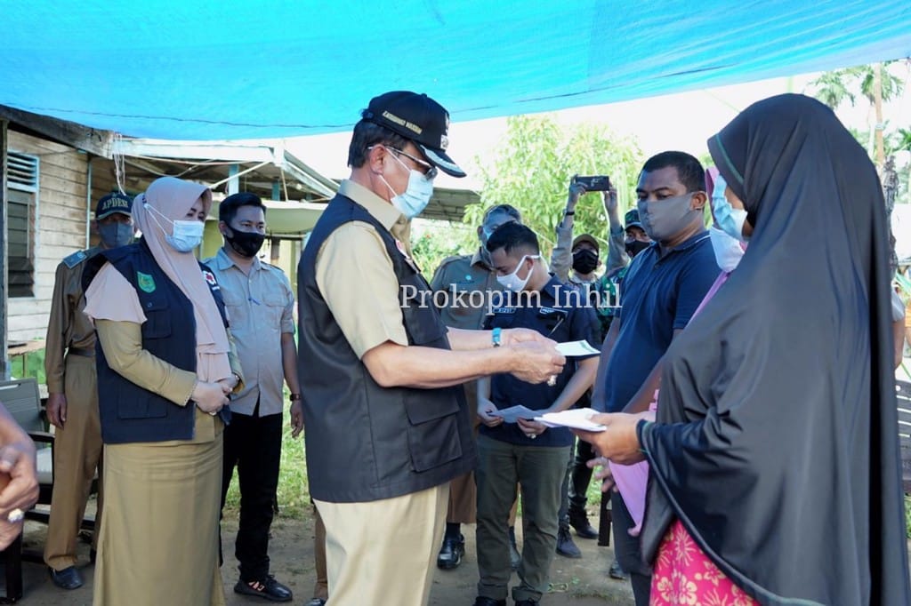 Turut Berbelasungkawa, Pemkab Inhil Serahkan Bantuan untuk Korban Kebakaran