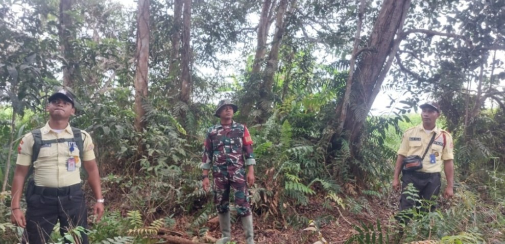 Babinsa Koramil 05/Gas Pratu Hafis Laksanakan Patroli Tapal Batas di Wilayah Rawan Karlahut