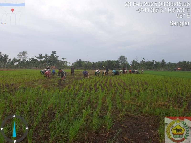 Babinsa Koramil 07/Reteh, Sertu Ramli, Hadir di Tengah Masyarakat untuk Meningkatkan Ketahanan Pangan