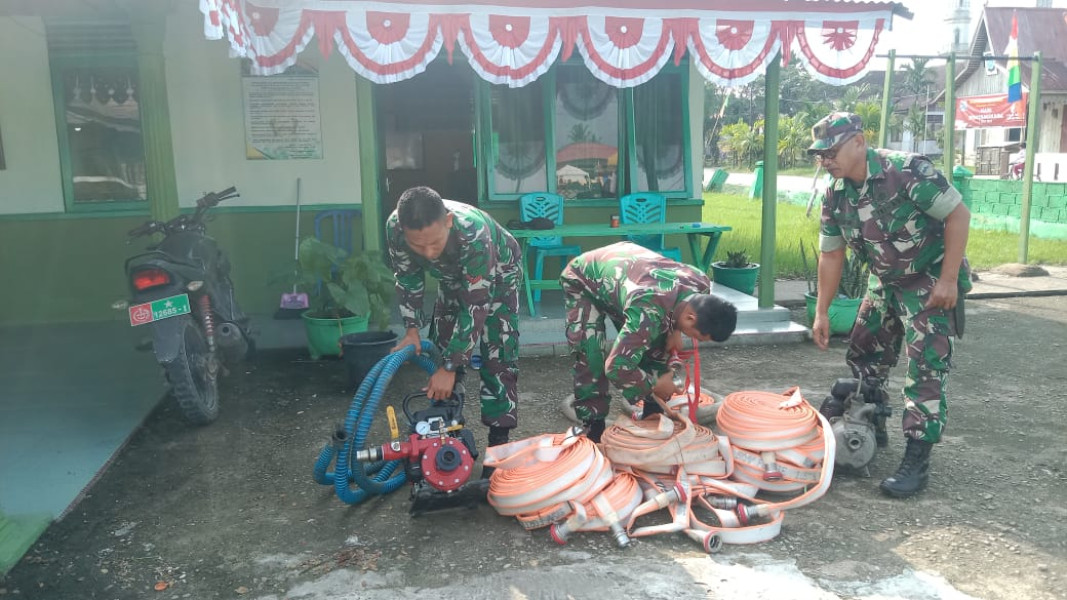 Guna Memastikan Persiapan Alat Pemadam Kebakaran, Koramil 05/Gas Lakukan Pengecekan Mesin Apung dan Selang