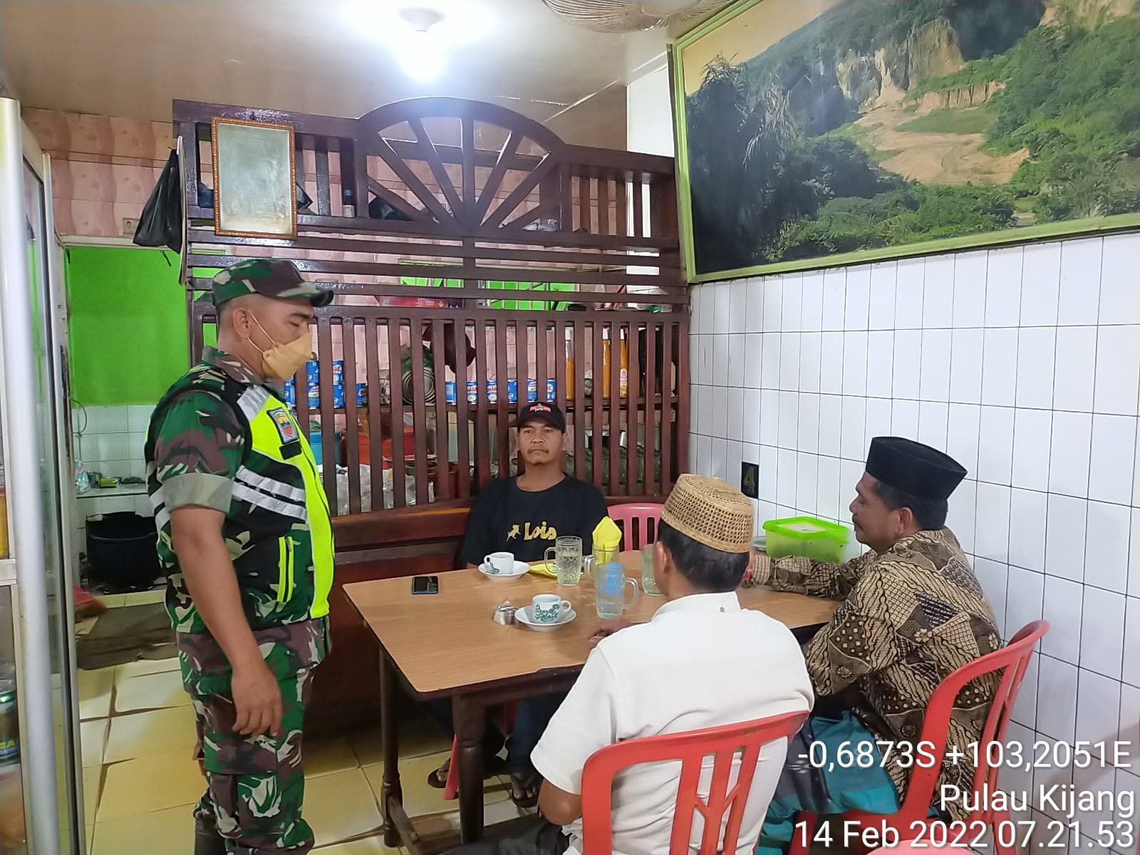 Babinsa Koramil 07/Reteh Ingatkan Warga untuk Selalu Mematuhi Protokol Kesehatan