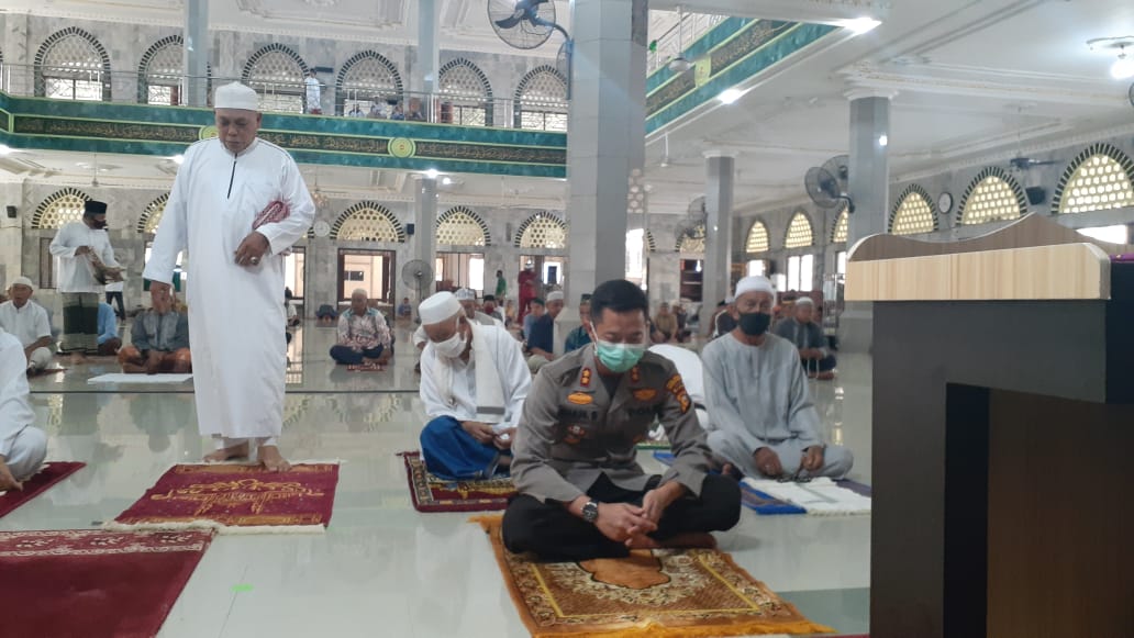 Sah Bertugas di Inhil, Kapolres AKBP Dian S Laksanakan Sholat Jumat Perdana di Masjid Al-Huda