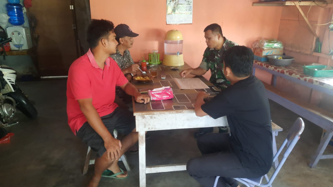 Tak Kenal Hari Libur, Babinsa Koramil 03/Tpl Lakukan Anjangsana Sekaligus Komsos Ajak Jaga Kondusifitas Wilayah Jelang Pilkada Serentak 2024