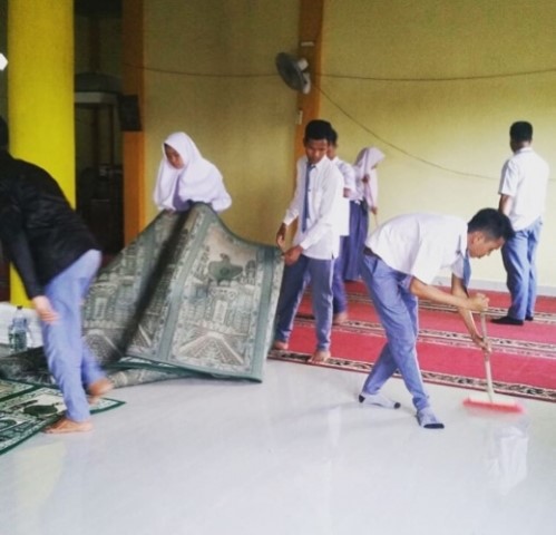 Patut Dicontoh, Lulus UN Pelajar SMK An-Nur Kuala Selat Inhil Bersih-bersih Masjid