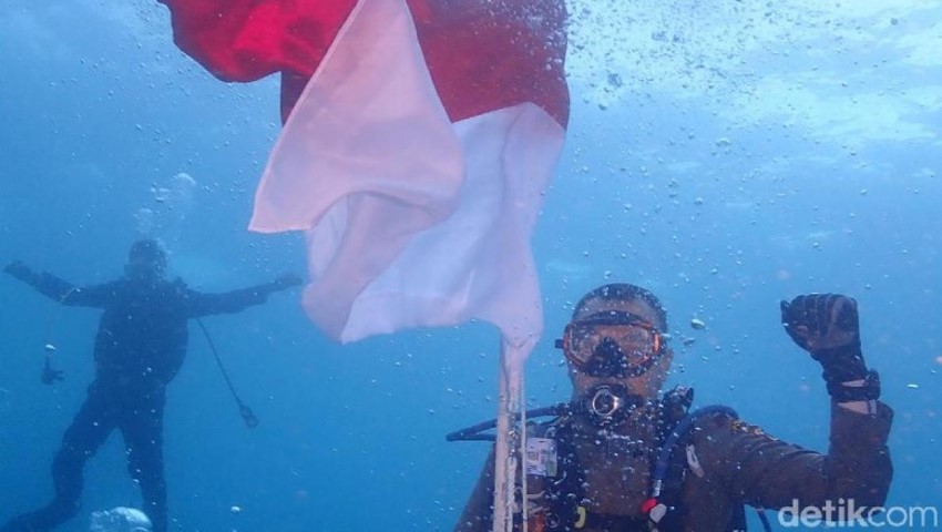 HUT RI ke-74, Kapolda Papua Pimpin Upacara Bendera di Bawah Laut