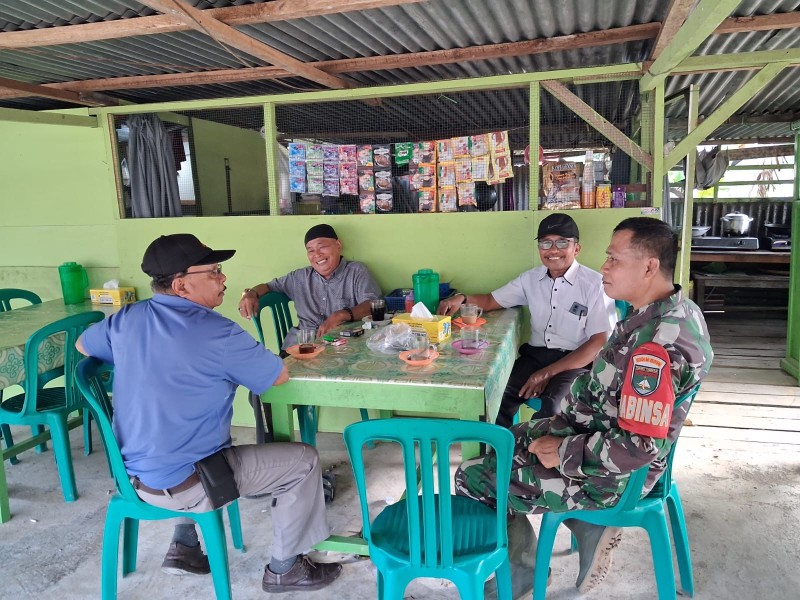 Babinsa Koramil 03/Tpl Laksanakan Komsos dengan Kadus Bahas Keamanan Desa