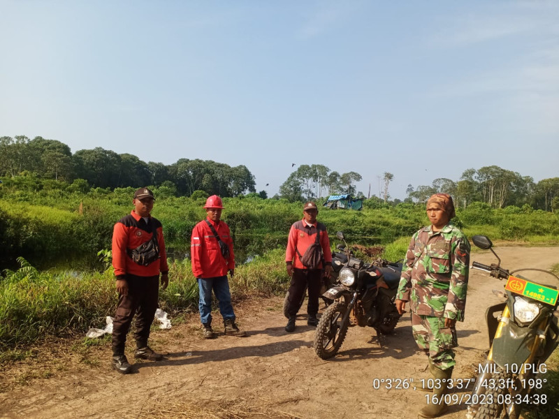 Babinsa Koramil 10/Pelangiran Turun Untuk Memantau Lahan dan Hutan Masyarakat