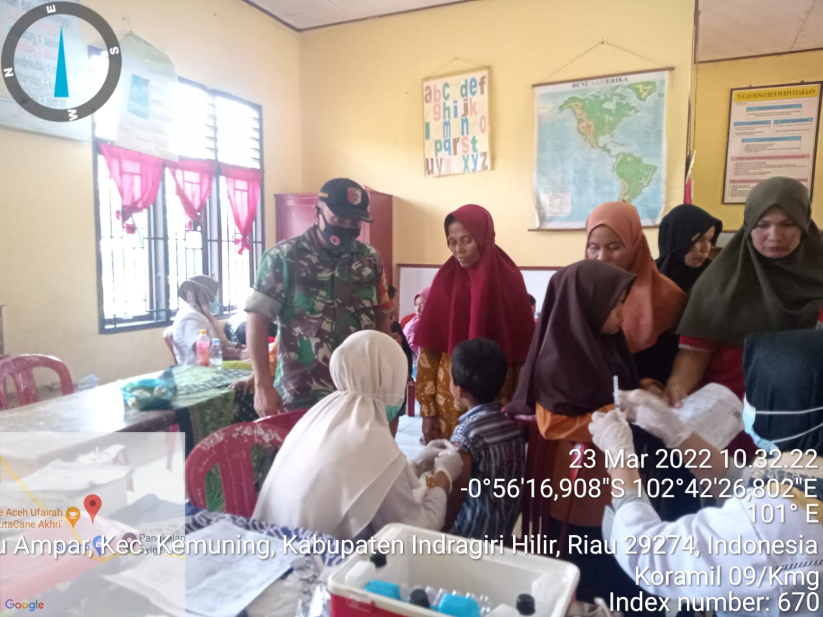 Babinsa Koramil 09/Kemuning Terus Bantu Percepat Vaksinasi di Desa Batu Ampar