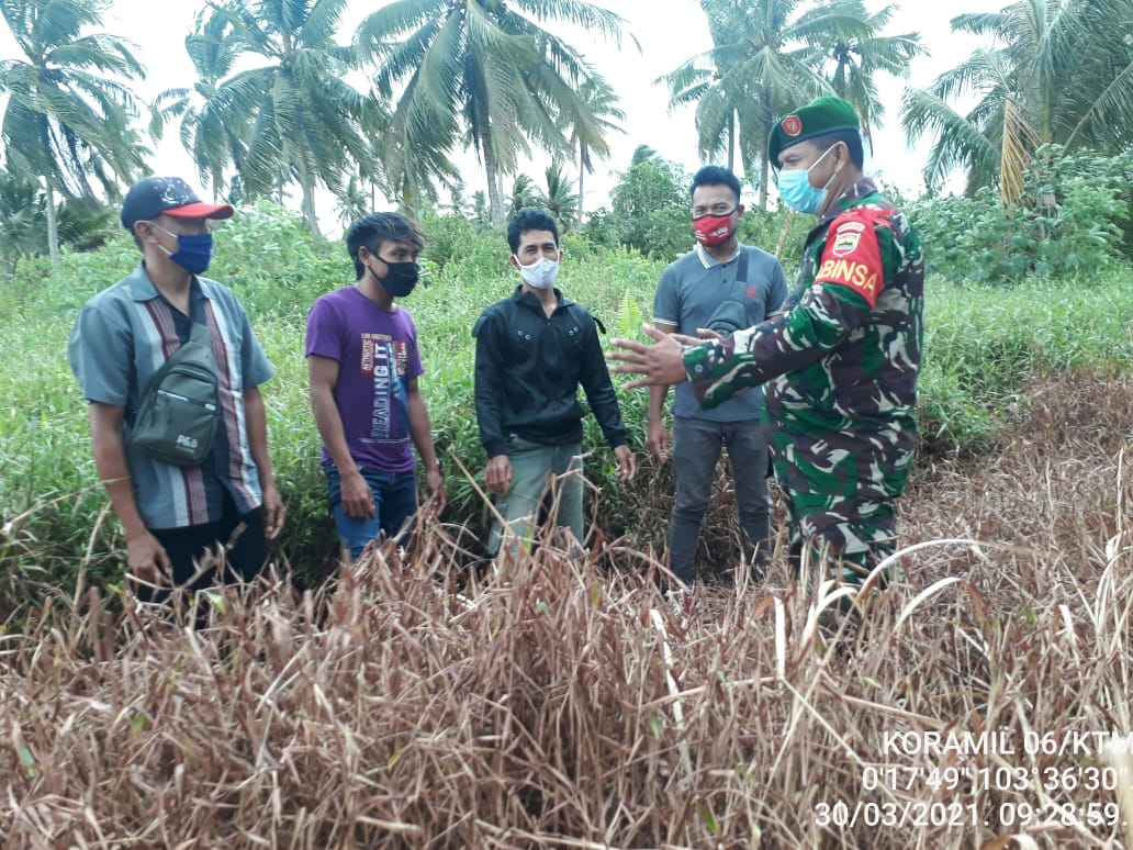 Patroli Karlahut di Desa Penjuru, TNI dari Koramil 06/Kateman Ingatkan Warga Agar Siaga