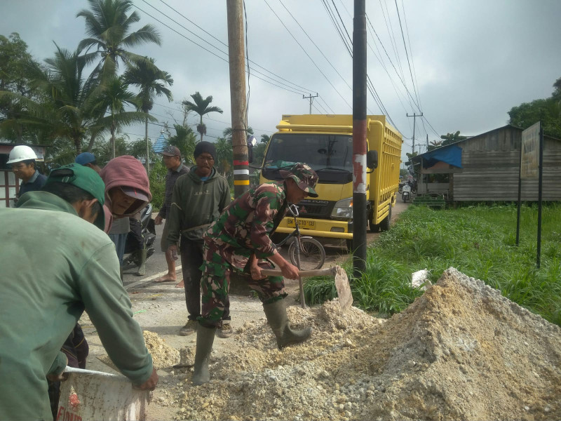 Babinsa 03/Tpl Bersama Warga Bahu Membahu Dalam Menyelesaikan Penimbunan Jalan Berlubang