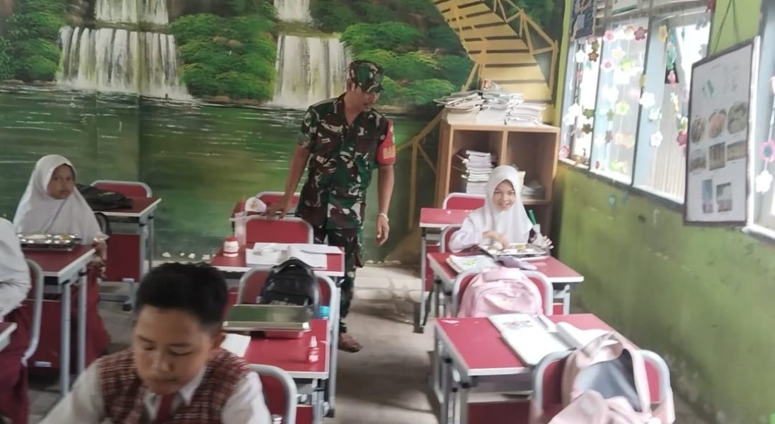 Babinsa Koramil 09/Kemuning Turut Serta Bantu Sukseskan Program Makan Bergizi Gratis di Wilayah Binaan