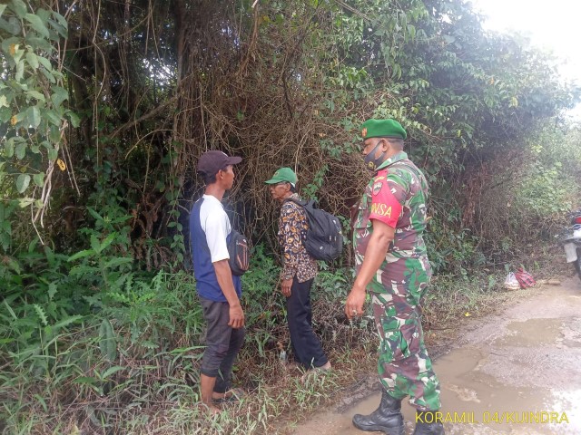 Sambangi Warga yang Hendak Kekebun, Babinsa 04/Kuindra Ingatkan Soal Karhutla