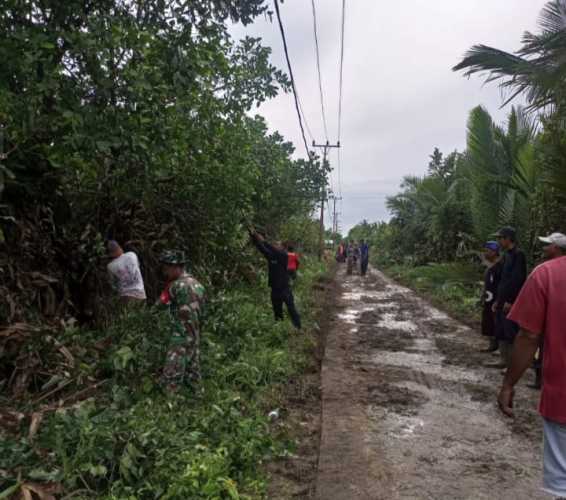 Bersama Warga, Babinsa Koramil 04/Kuindra Terus Lakukan Goro Di Desa Binaan
