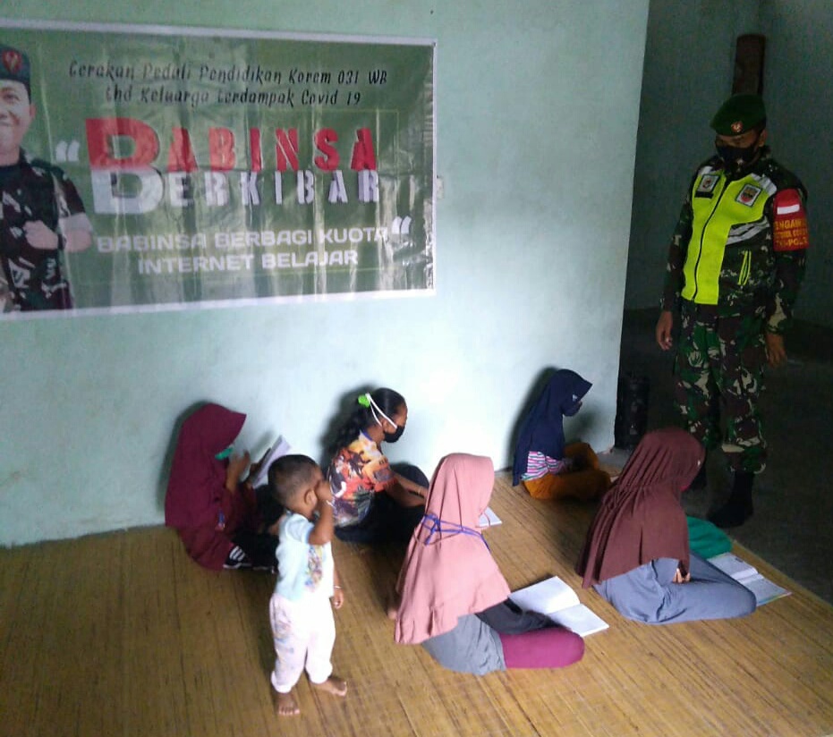 Babinsa Koramil 03/Siak Damping Pembelajaran Daring di Wilayah Binaan