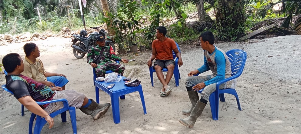 Babinsa Koramil 09/Kemuning Gelar Komsos di Dusun Sigambang Gali Informasi Wilayah