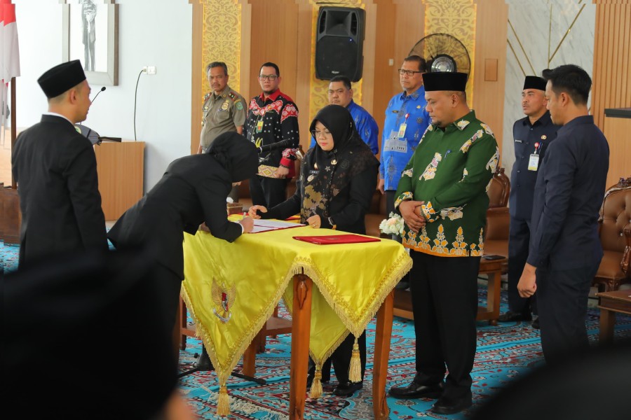 Bupati Afni Lantik 60 Pejabat Administrator dan Pengawas, Tekankan ASN Melayani Masyarakat