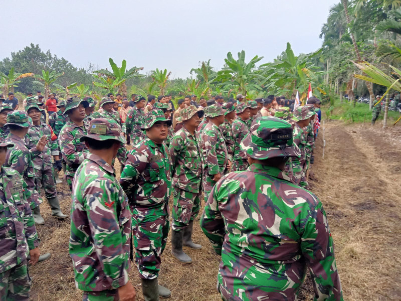 Peduli Lingkungan Babinsa Koramil 05/Gas secara Serentak Ikut Melaksanakan Penghijauan Sebagai Kepedulian Pemeliharaan Lingkungan