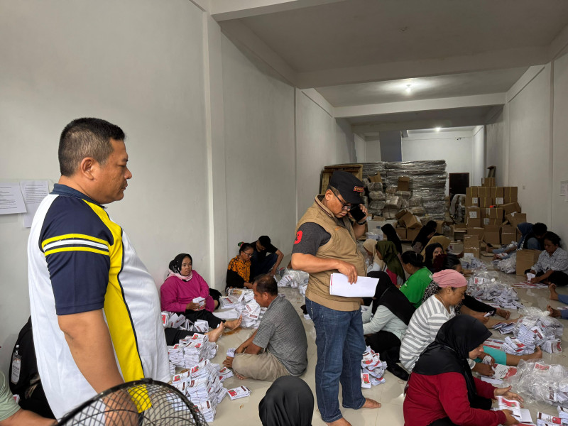 KPU se-Riau Tuntas Sortir dan Lipat Surat Suara