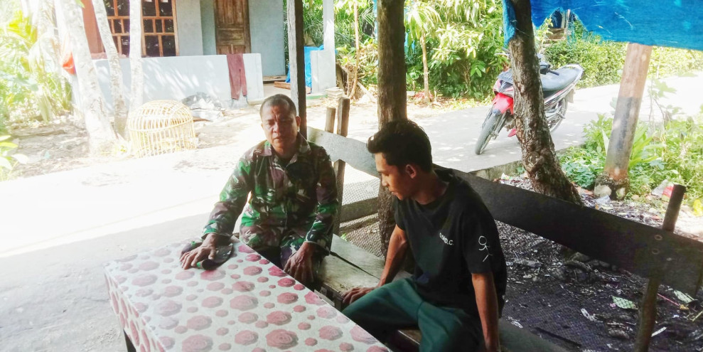 Babinsa Koramil 07/Reteh Terus Perkuat Hubungan dengan Masyarakat