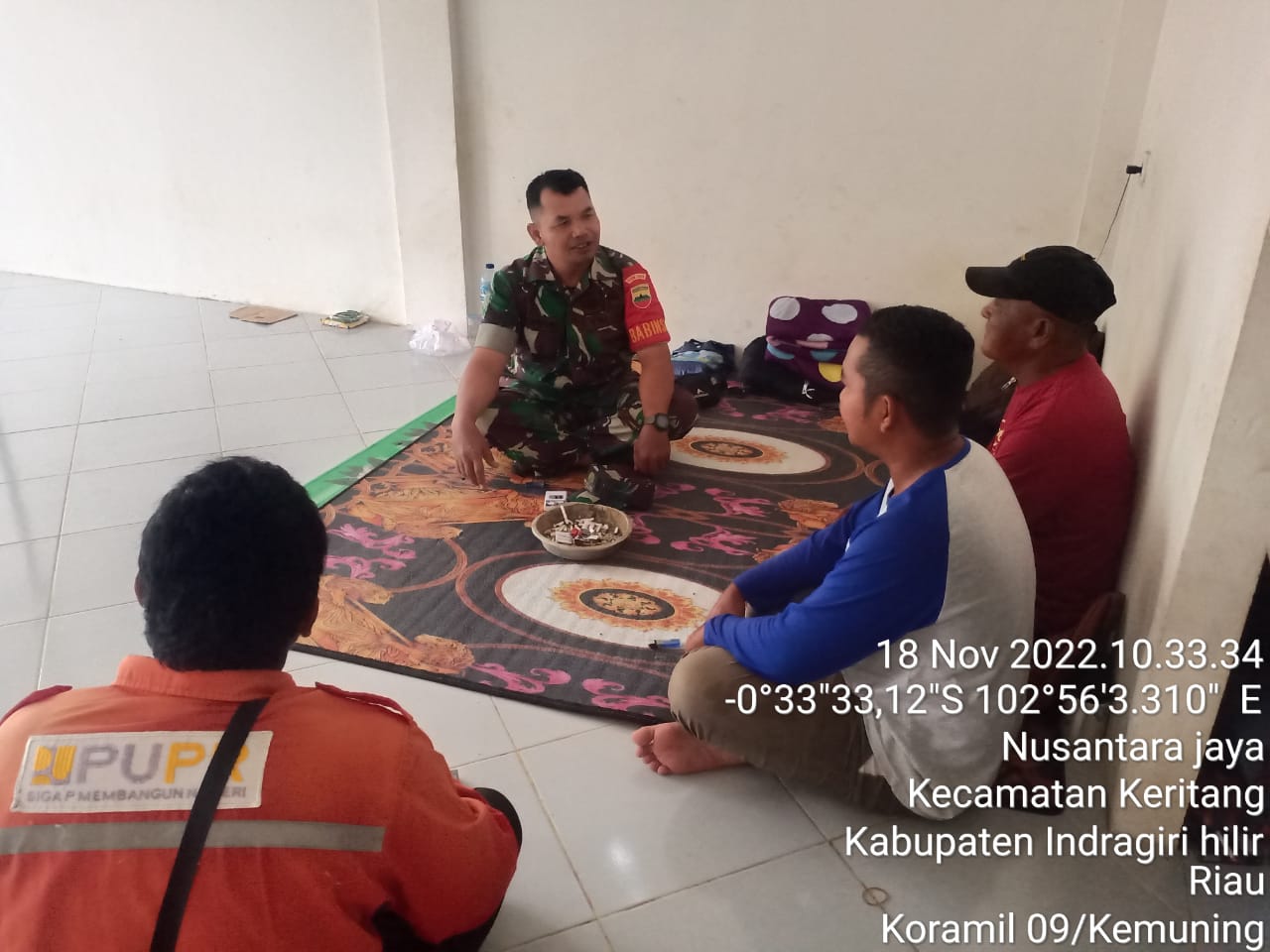 Komsos Bersama Masyarakat Untuk Jalin Komunikasi Dengan Babinsa Koramil 09/Kemuning