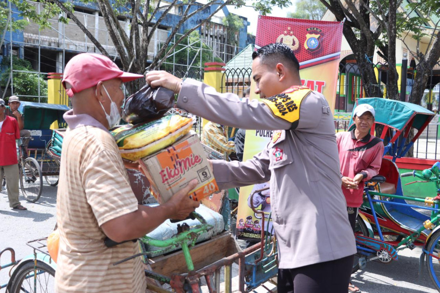 Jumat Berkah, Kapolres Inhil Bagikan Sembako Kepada Masyarakat