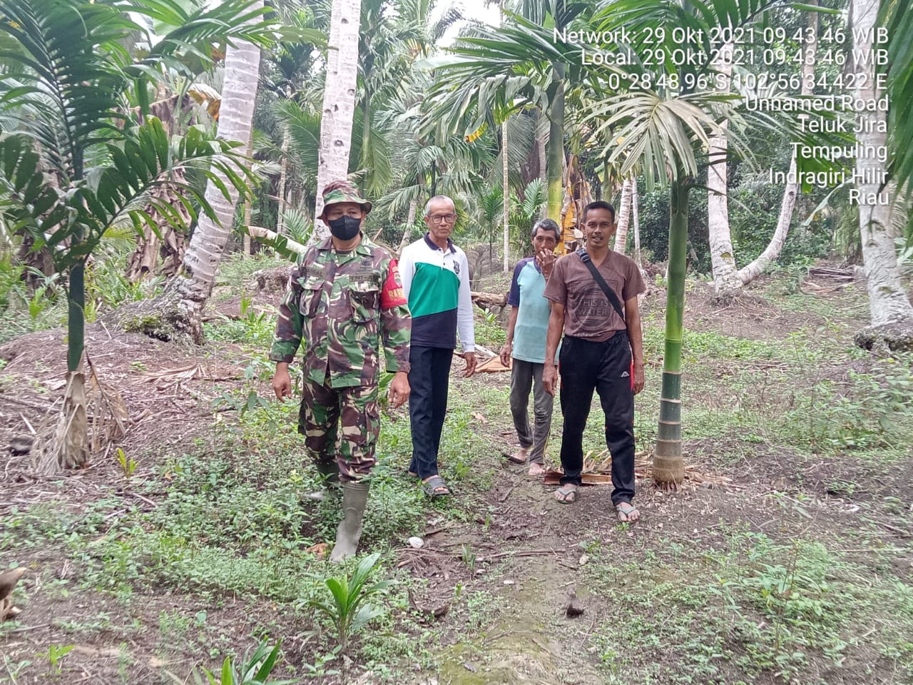 Babinsa 03/Tempuling Aktif Laksanakan Patroli Karlahut dan Sosialisasi Pencegahan Covid-19
