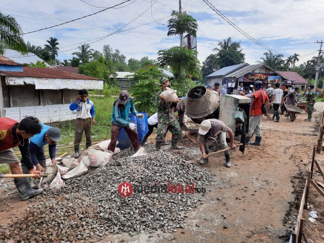 Babinsa Koramil 03/Tempuling Gugah Semangat Gotong Royong Warga Melalui Pra TMMD