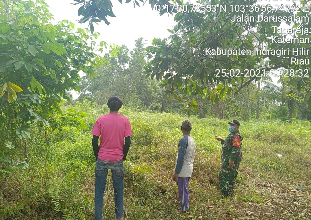 Babinsa Sertu J Pasaribu Sosialisasikan Bahaya Karhutla Kepada Warga Tagaraja