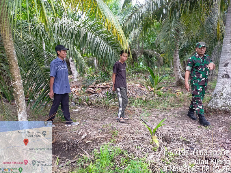 Dianggap Rawan, Babinsa Koramil 07/Reteh Rutin Lakukan Patroli Karhutla di Pulau Kijang