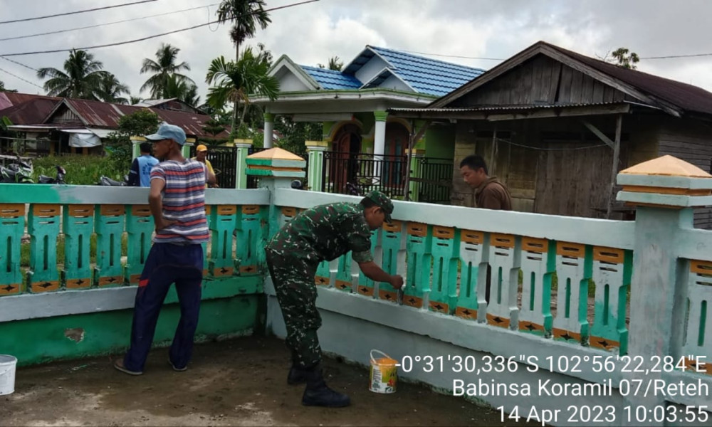 Babinsa Koramil 07/Reteh Ajak Masyarakat Untuk Membersihkan Mesjid