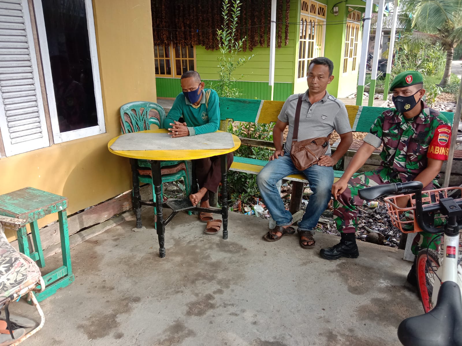 Babinsa Koramil 04/Kuindra Komsos Bersama Tokoh Masyarakat Desa Tanjung Melayu