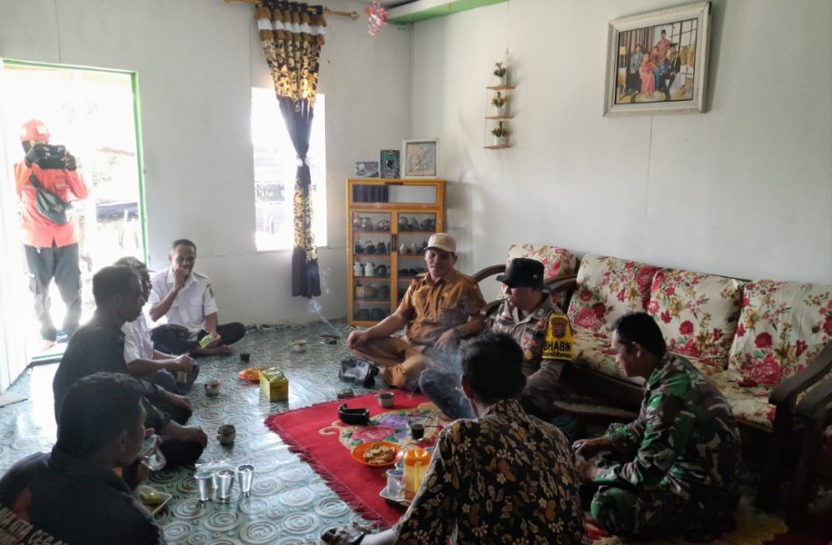 Babinsa Koramil 05/Gas Serda Ricky Melaksanakan Komsos Bersama Bhabinkamtibmas dan Staf Desa