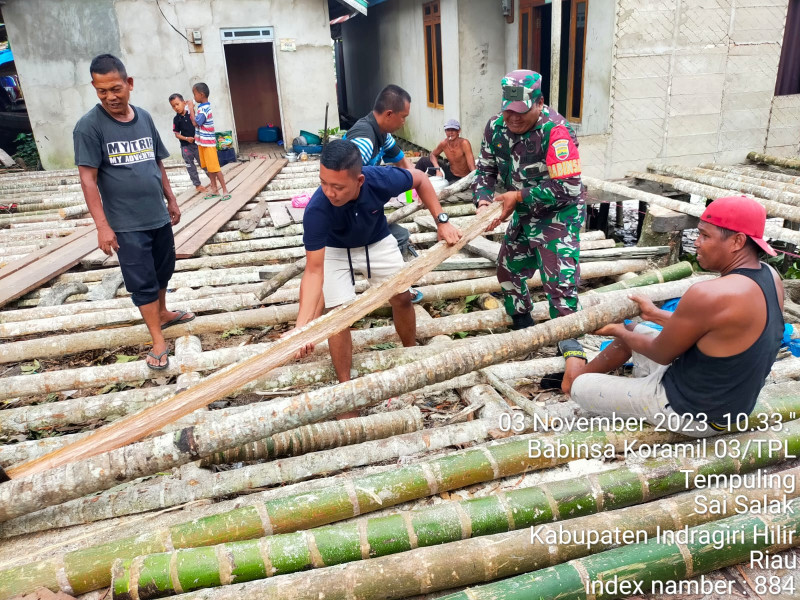 Wujud Kepedulian, Babinsa Koramil 03/Tpl Bantu Persiapan Acara Hajatan Warga