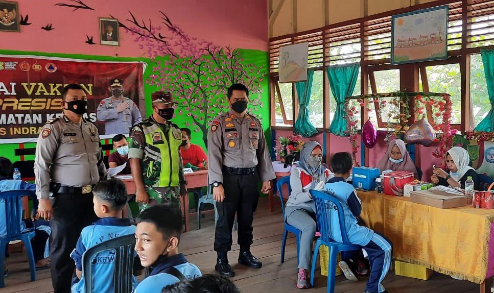 Babinsa 03/Tempuling Dampingi Vaksinasi Covid 19 Kepada Para Pelajar 