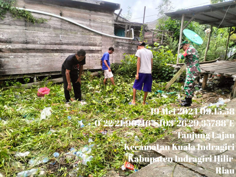 Demi Kebersihan Bersama, Babinsa Koramil 04/Kuindra Wujudkan Kemanunggalan TNI Dengan Rakyat Melalui Gotong-royong